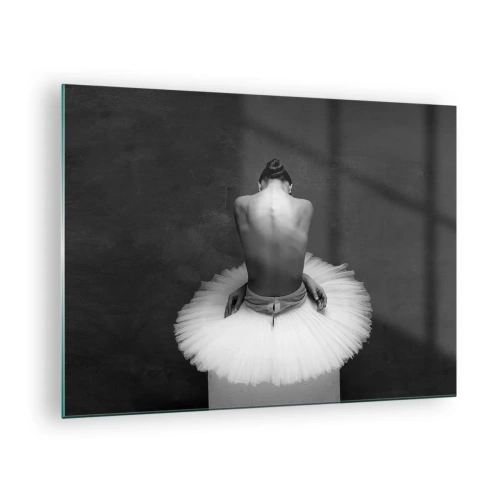 Tablou pe sticlă - O balerină așezată într-o fustă de tul pe fundalul unei umbre - 70x50cm - Chiar înflorește - Decorațiune modernă pentru perete pentru living și dormitor ARTTOR