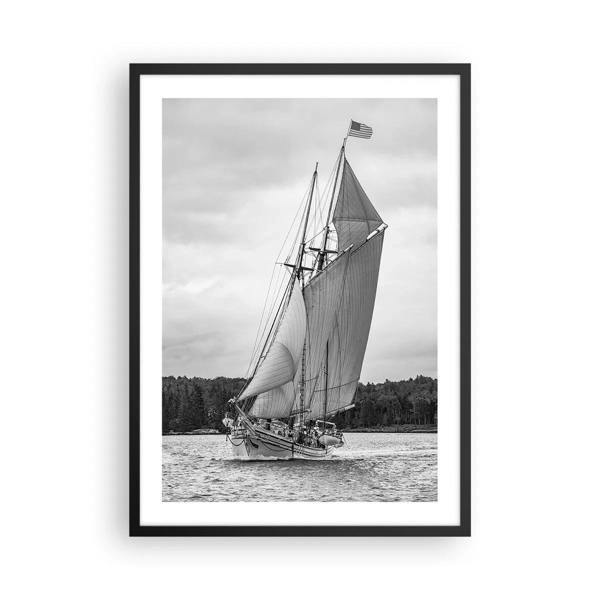 Poster în ramă neagră - O navă cu pânze mari navigând pe mare în alb și negru - 50x70cm - Frații vântului - Decorațiune modernă pentru perete pentru living și dormitor ARTTOR