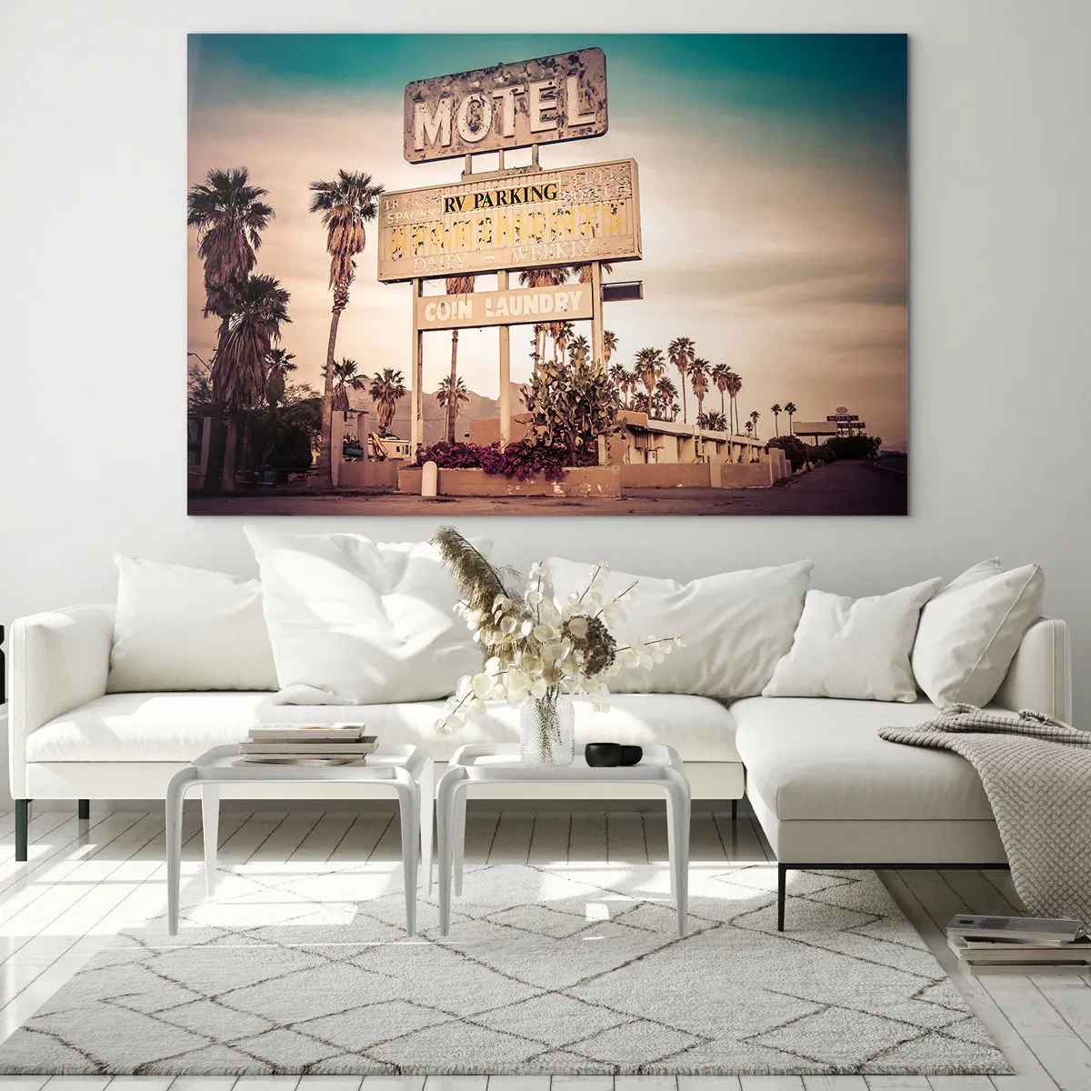 Tablou pe sticlă - Un vechi semn de motel înconjurat de palmieri creează o atmosferă retro - 70x50cm - Timpul s-a oprit aici - Decorațiune modernă pentru perete pentru living și dormitor ARTTOR