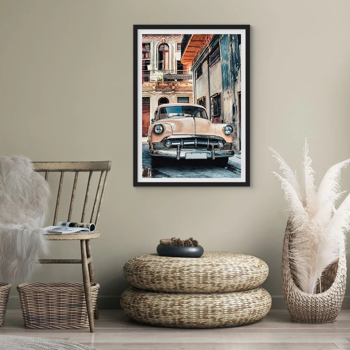 Poster în ramă neagră - O mașină clasică într-un decor urban retro - 50x70cm - O siestă în Havana - Decorațiune modernă pentru perete pentru living și dormitor ARTTOR