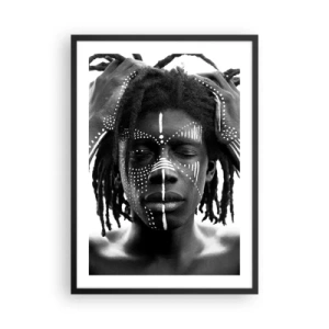 Poster în ramă neagră - Un bărbat cu picturi albe pe față și pe mâini - 50x70cm - Unde ești? - Decorațiune modernă pentru perete pentru living și dormitor ARTTOR