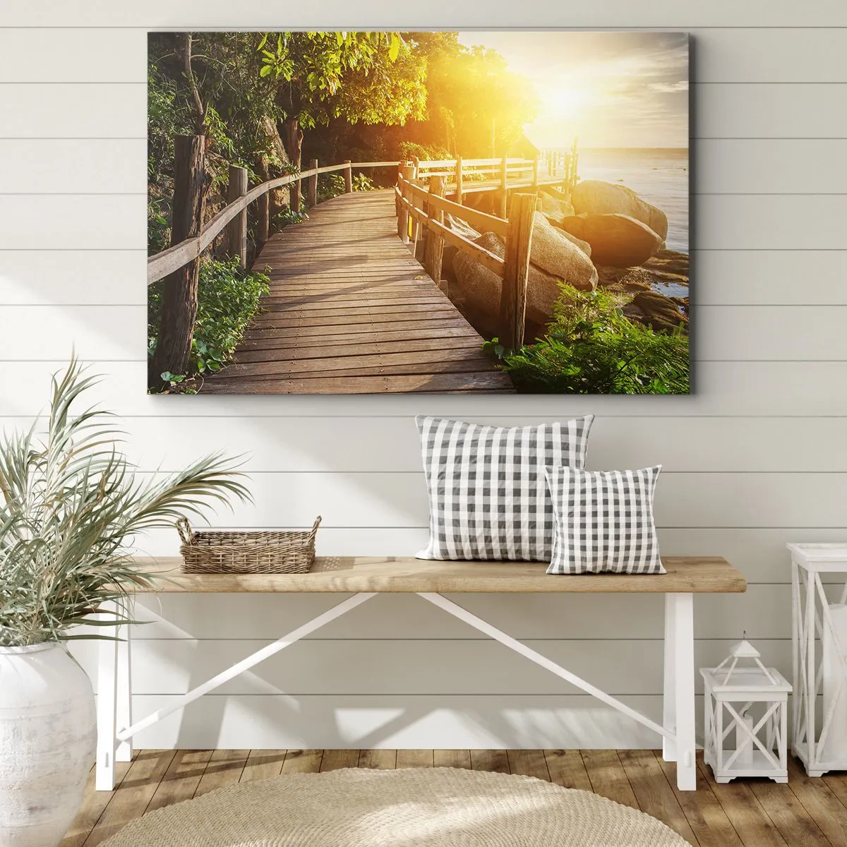 Tablou pe pânză Canvas - Un pod de lemn printre verdeață care duce spre mare în razele soarelui - 70x50cm - O altă curbă, o altă minune - Decorațiune modernă pentru perete pentru living și dormitor ARTTOR