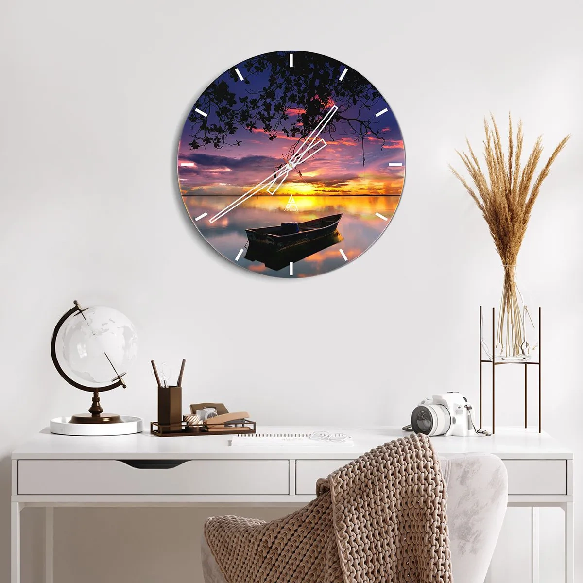 Ceas de perete - Ceas pe sticlă - O barcă pe un lac în lumina soarelui care apune - 30x30cm - "Pari să plutești în mijlocul cerului...” - Decorațiune modernă pentru perete pentru living, bucătărie și dormitor ARTTOR