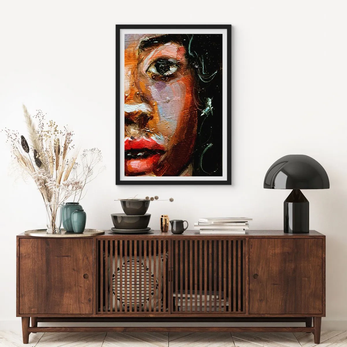 Poster în ramă neagră - Un portret abstract al unei femei în culori intense, cu un ochi expresiv. - 50x70cm - Negru și strălucire - Decorațiune modernă pentru perete pentru living și dormitor ARTTOR
