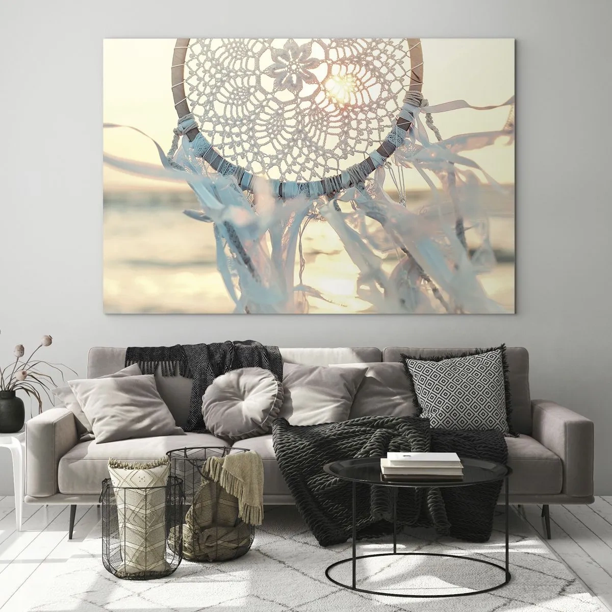 Tablou pe sticlă - Un totem din dantelă cu franjuri delicate pe fundalul soarelui care apune peste mare. - 70x50cm - Totem de dantelă - Decorațiune modernă pentru perete pentru living și dormitor ARTTOR
