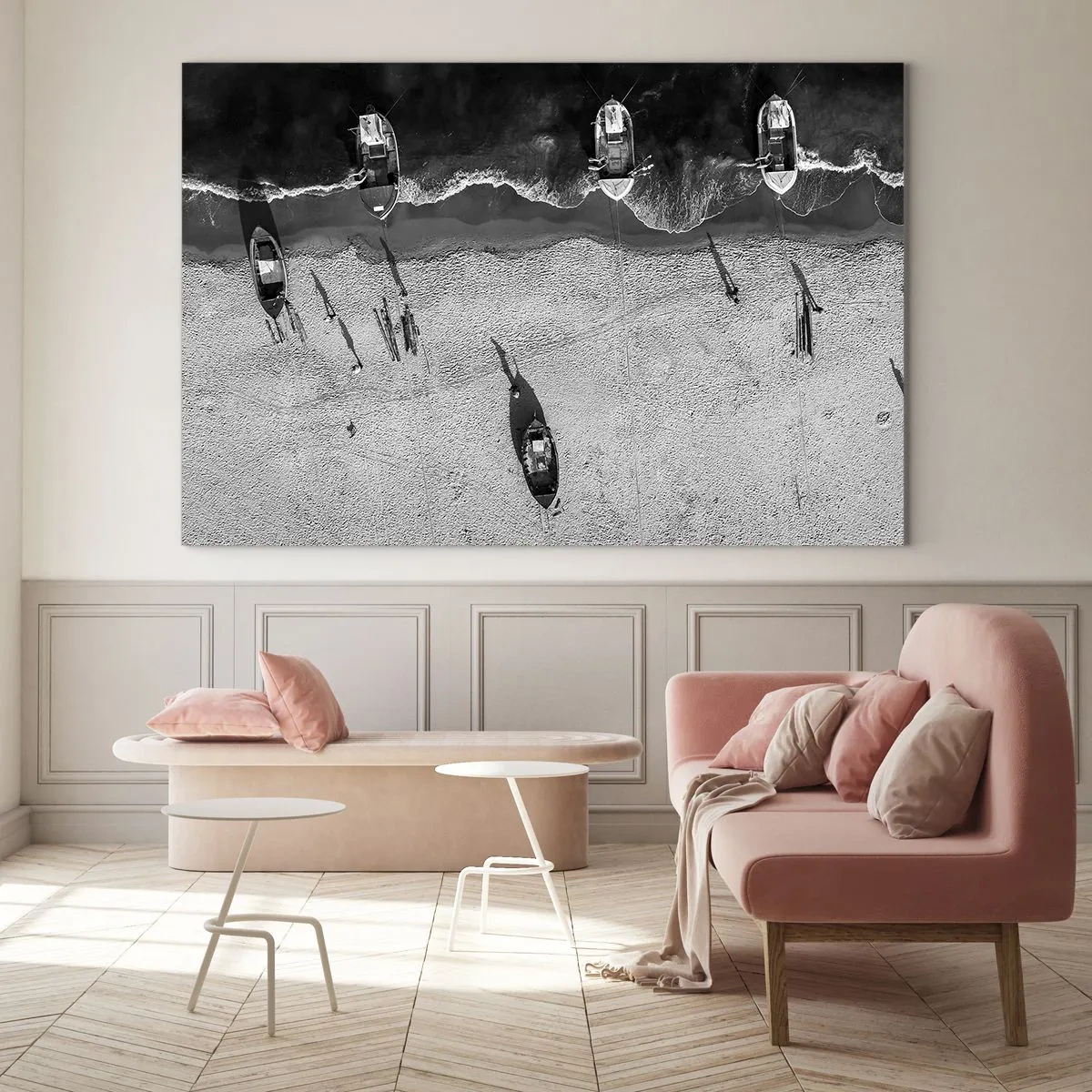 Tablou pe sticlă - Bărci alb-negru și umbrele lor pe o plajă nisipoasă văzută de sus - 70x50cm - Tot pe țărm... - Decorațiune modernă pentru perete pentru living și dormitor ARTTOR