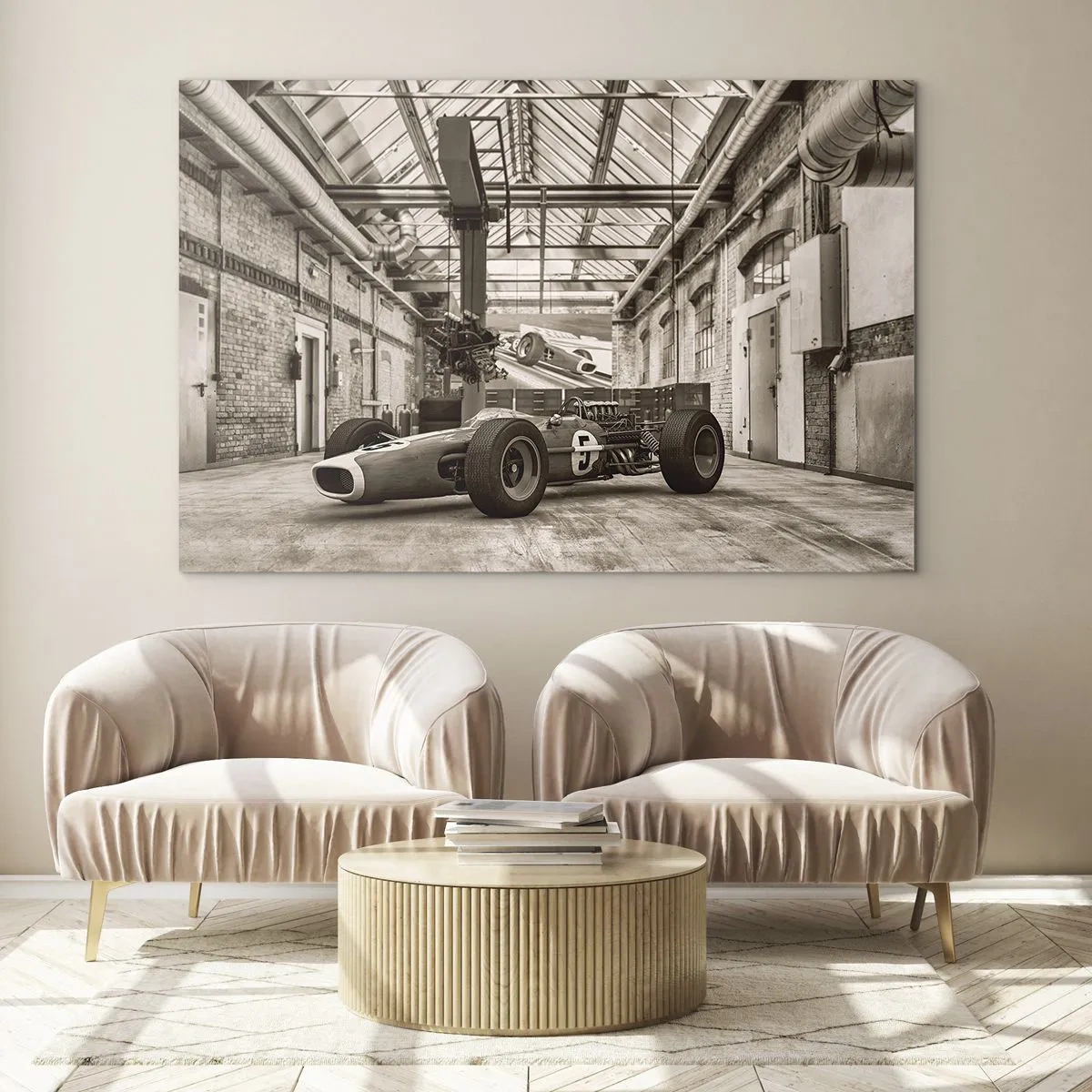 Tablou pe sticlă - O mașină de curse de epocă într-o hală industrială - 70x50cm - Odihna învingătorului - Decorațiune modernă pentru perete pentru living și dormitor ARTTOR