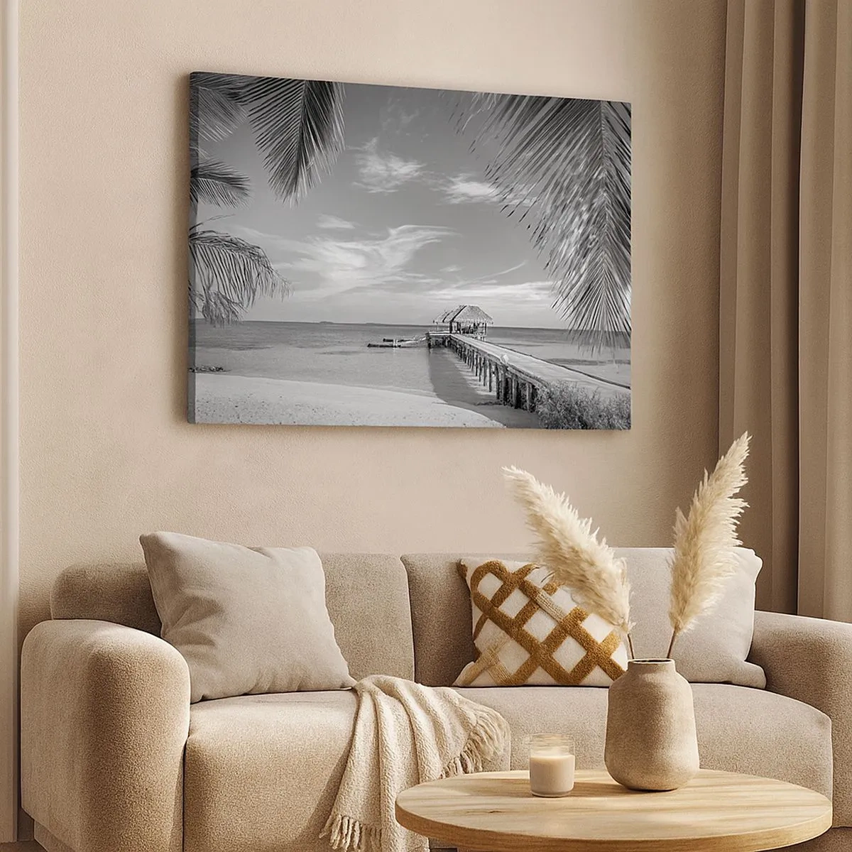 Tablou pe pânză Canvas - Plajă alb-negru cu dig și palmieri pe o coastă tropicală - 70x50cm - O amintire sau un vis? - Decorațiune modernă pentru perete pentru living și dormitor ARTTOR