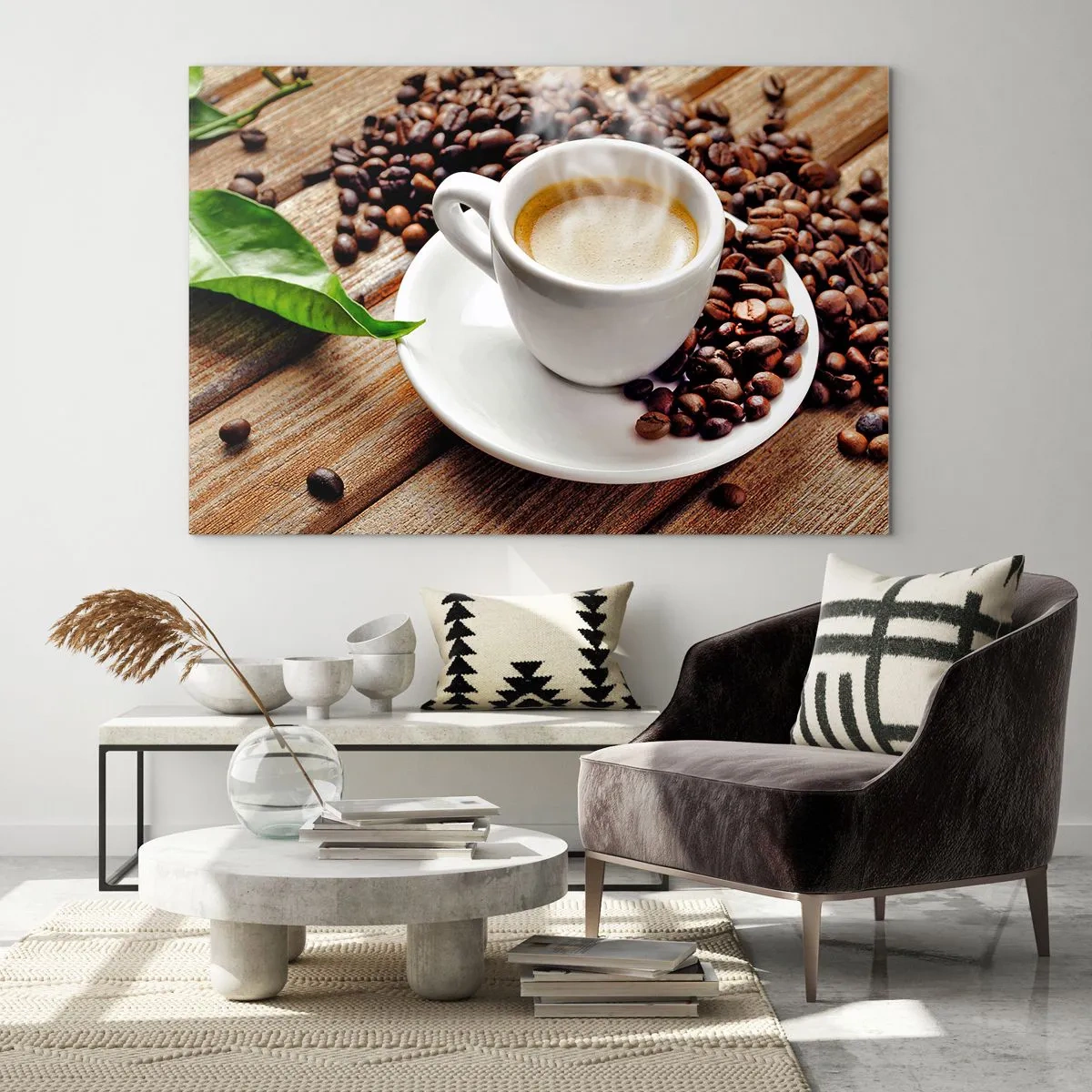 Tablou pe sticlă - ceașcă de cafea înconjurată de boabe pe o masă de lemn - 70x50cm - Cafea pe bancă - Decorațiune modernă pentru perete pentru living și dormitor ARTTOR