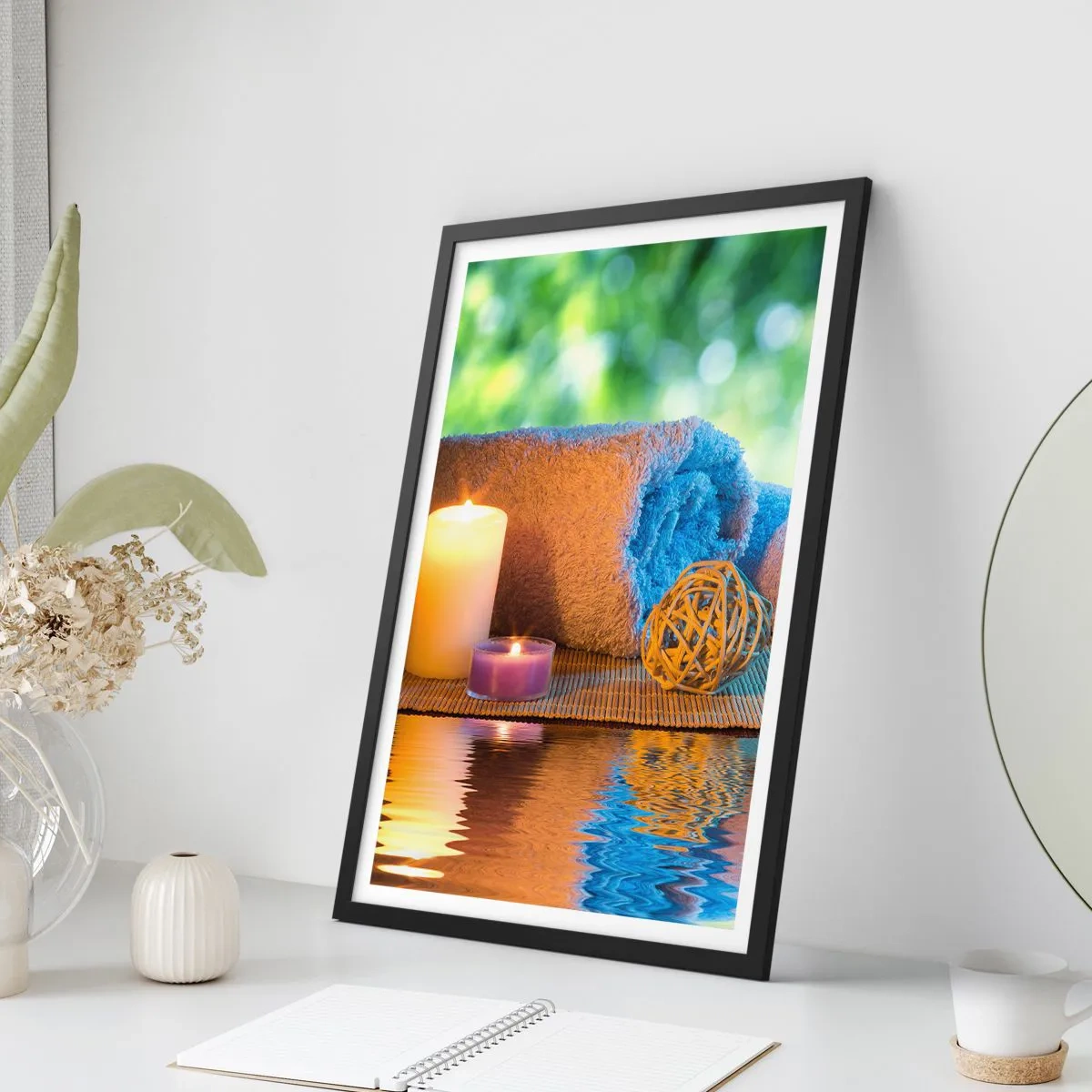 Poster în ramă neagră - Lumânări și un prosop pe fundalul unui peisaj natural - 50x70cm - Timp pentru corp - Decorațiune modernă pentru perete pentru living și dormitor ARTTOR