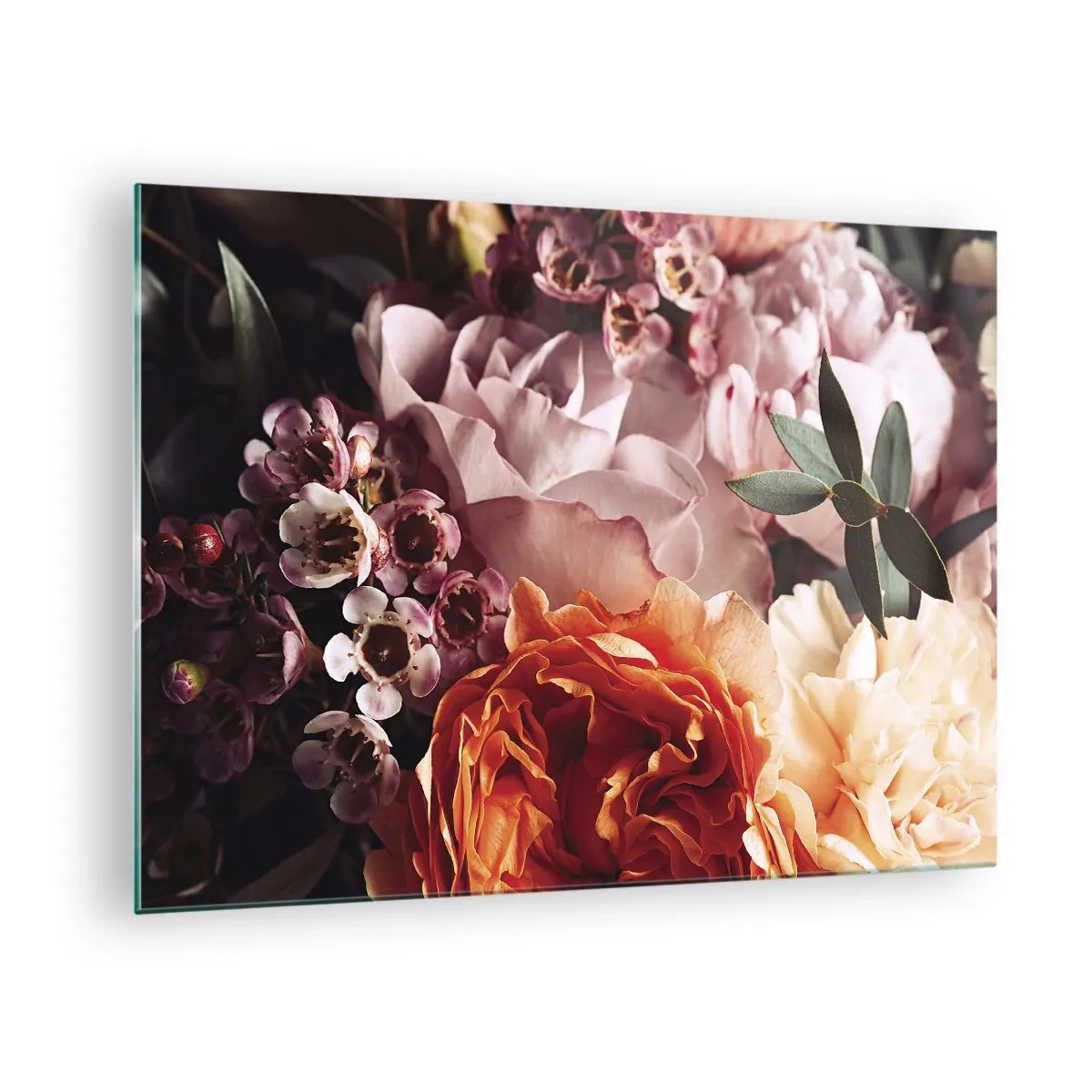 Tablou pe sticlă - Un prim-plan al unei compoziții de trandafiri, garoafe și flori mici. - 70x50cm - Înghesuite în frumusețe - Decorațiune modernă pentru perete pentru living și dormitor ARTTOR