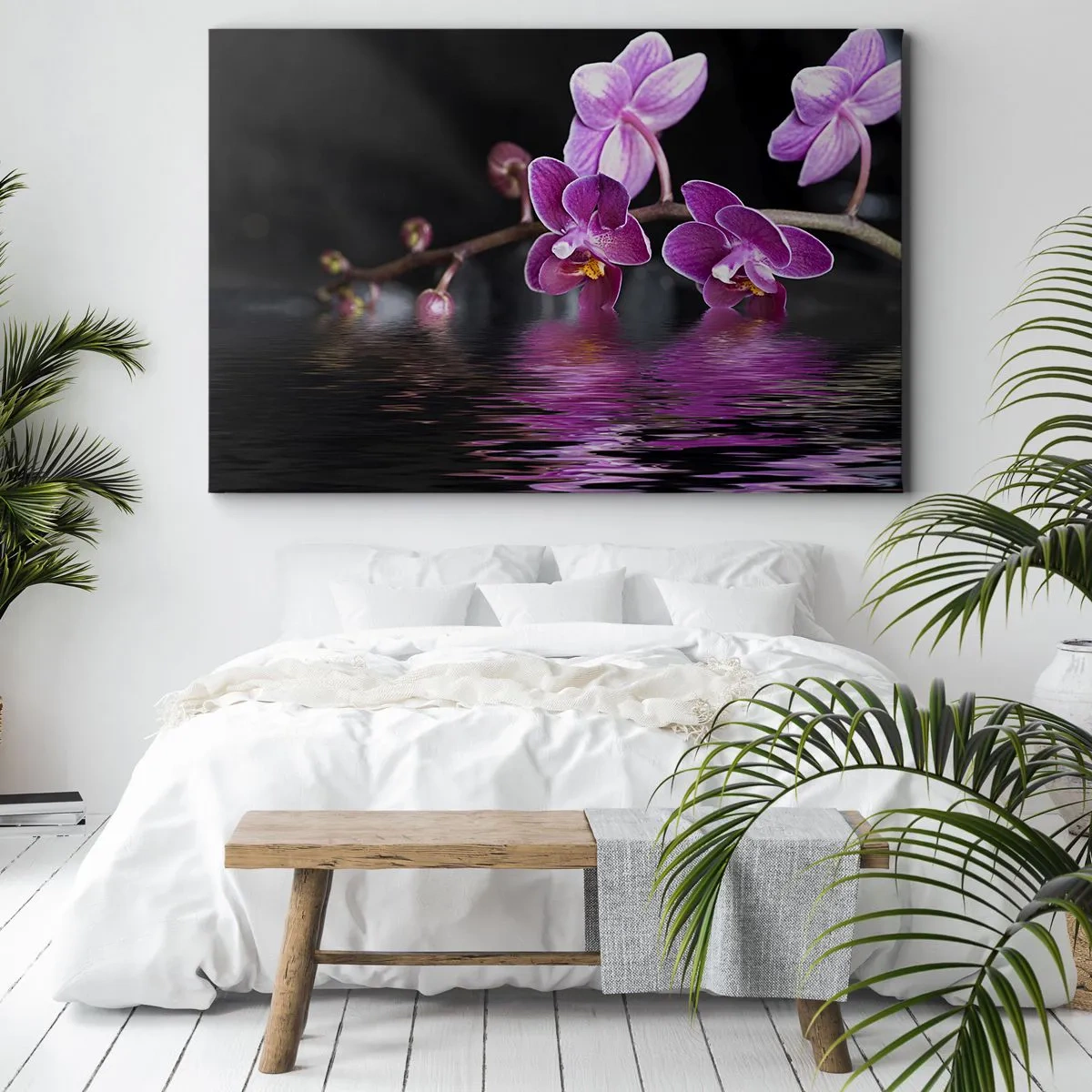 Tablou pe pânză Canvas - Orhidee violete peste apă calmă pe un fundal negru - 70x50cm - Reflecție de frumusețe în liliac - Decorațiune modernă pentru perete pentru living și dormitor ARTTOR