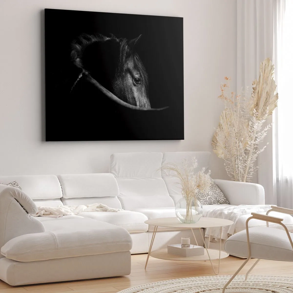 Tablou pe pânză Canvas - Un portret alb-negru al unui cal, cu un joc subtil de lumini și umbre pe un fundal întunecat. - 70x50cm - Prințul negru - Decorațiune modernă pentru perete pentru living și dormitor ARTTOR