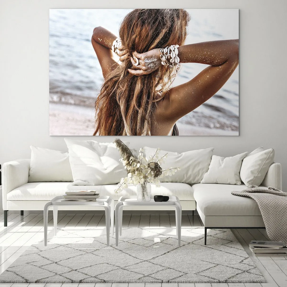 Tablou pe sticlă - O femeie cu părul lung pe plajă, înconjurată de scoici și nisip. - 70x50cm - Sora apei și a soarelui - Decorațiune modernă pentru perete pentru living și dormitor ARTTOR