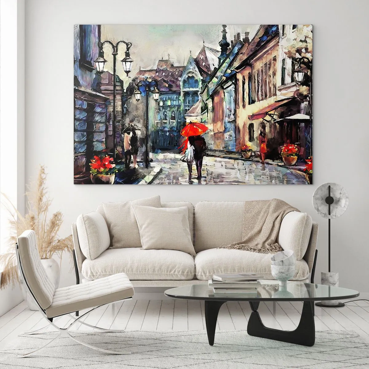 Tablou pe sticlă - Un cuplu sub o umbrelă roșie plimbându-se pe o stradă pitorească - 70x50cm - Ploaie pentru doi - Decorațiune modernă pentru perete pentru living și dormitor ARTTOR