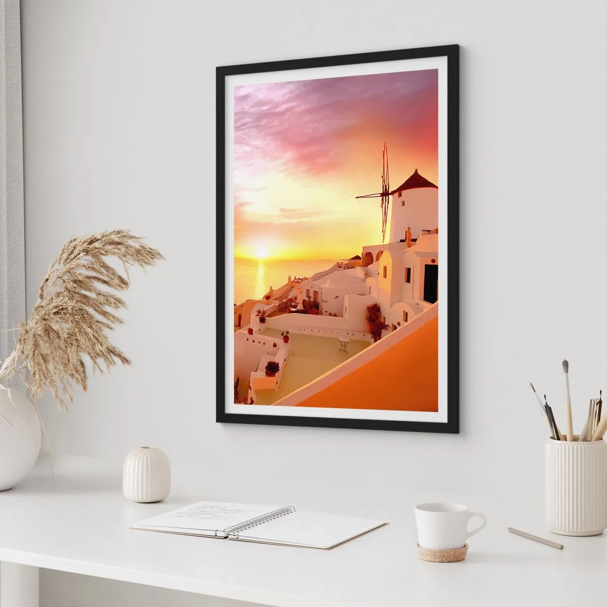 Poster în ramă neagră - Un apus de soare pitoresc într-un oraș grecesc - 50x70cm - Dizolvându-se în alb și auriu - Decorațiune modernă pentru perete pentru living și dormitor ARTTOR