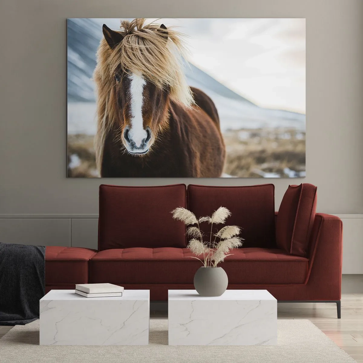 Tablou pe sticlă - Un cal pe fundalul unui peisaj montan în timpul iernii - 70x50cm - Simțiți libertatea? - Decorațiune modernă pentru perete pentru living și dormitor ARTTOR
