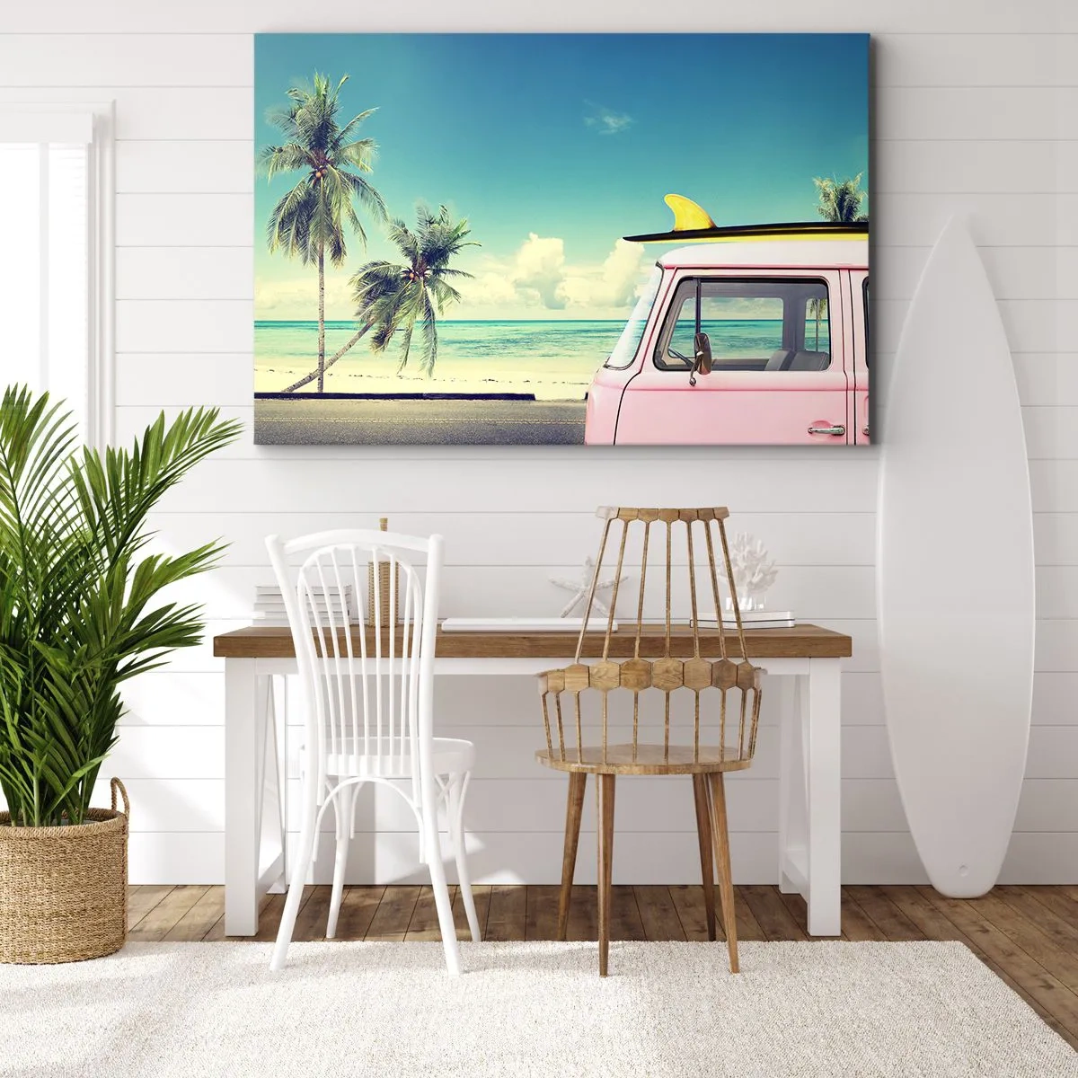 Tablou pe pânză Canvas - O dubă roz cu o placă de surf pe o plajă tropicală. - 70x50cm - Să înceapă vacanța - Decorațiune modernă pentru perete pentru living și dormitor ARTTOR