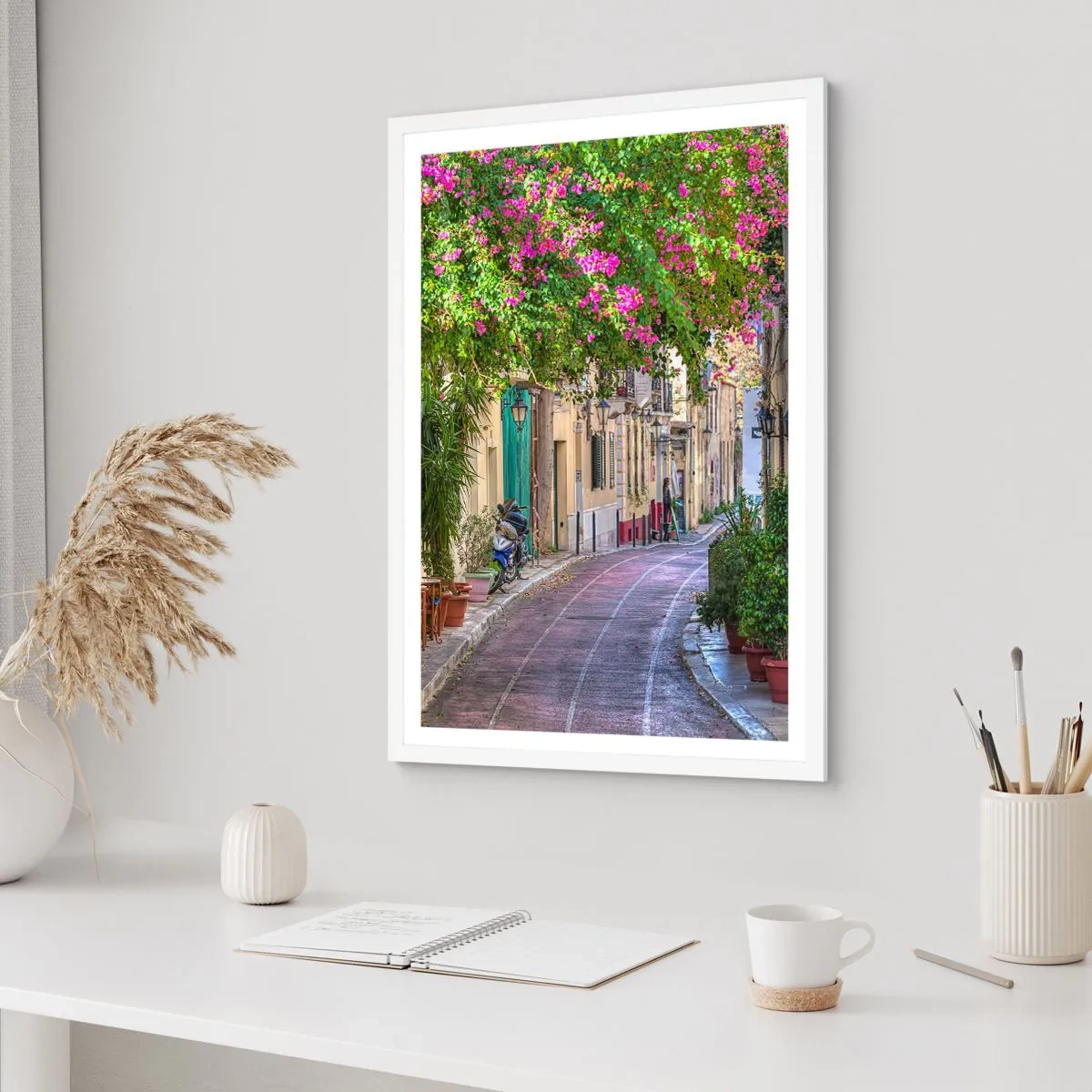 Poster în ramă albă - Alee înfloritoare - 61x91 cm