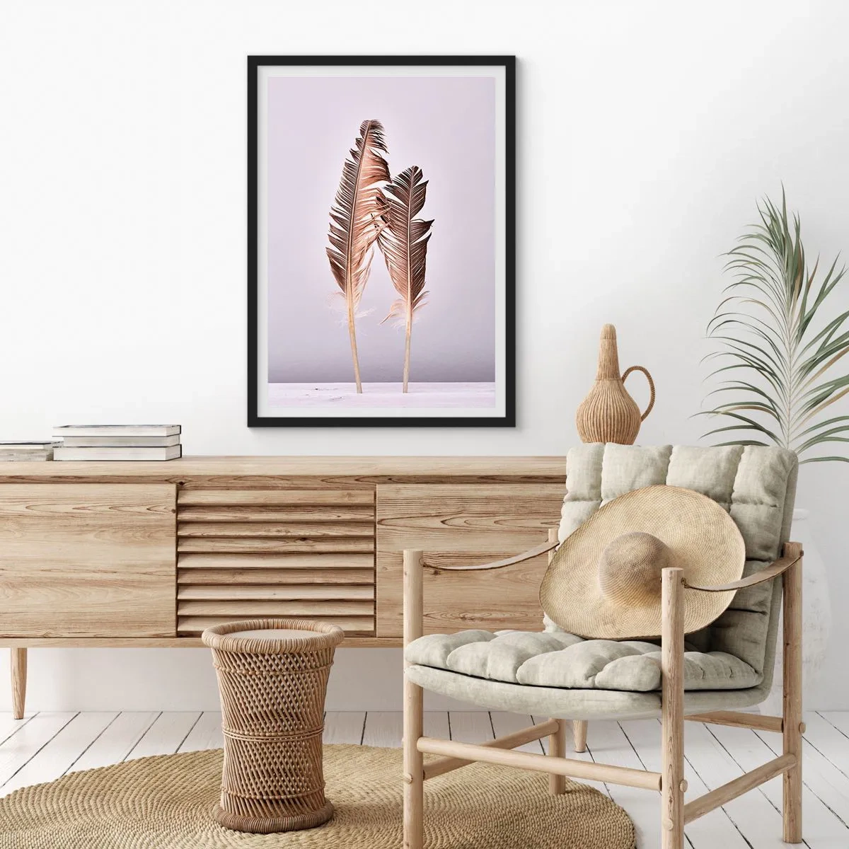 Poster în ramă neagră - Două pene maro pe un fundal deschis, într-un stil minimalist - 50x70cm - Împotriva neantului - Decorațiune modernă pentru perete pentru living și dormitor ARTTOR