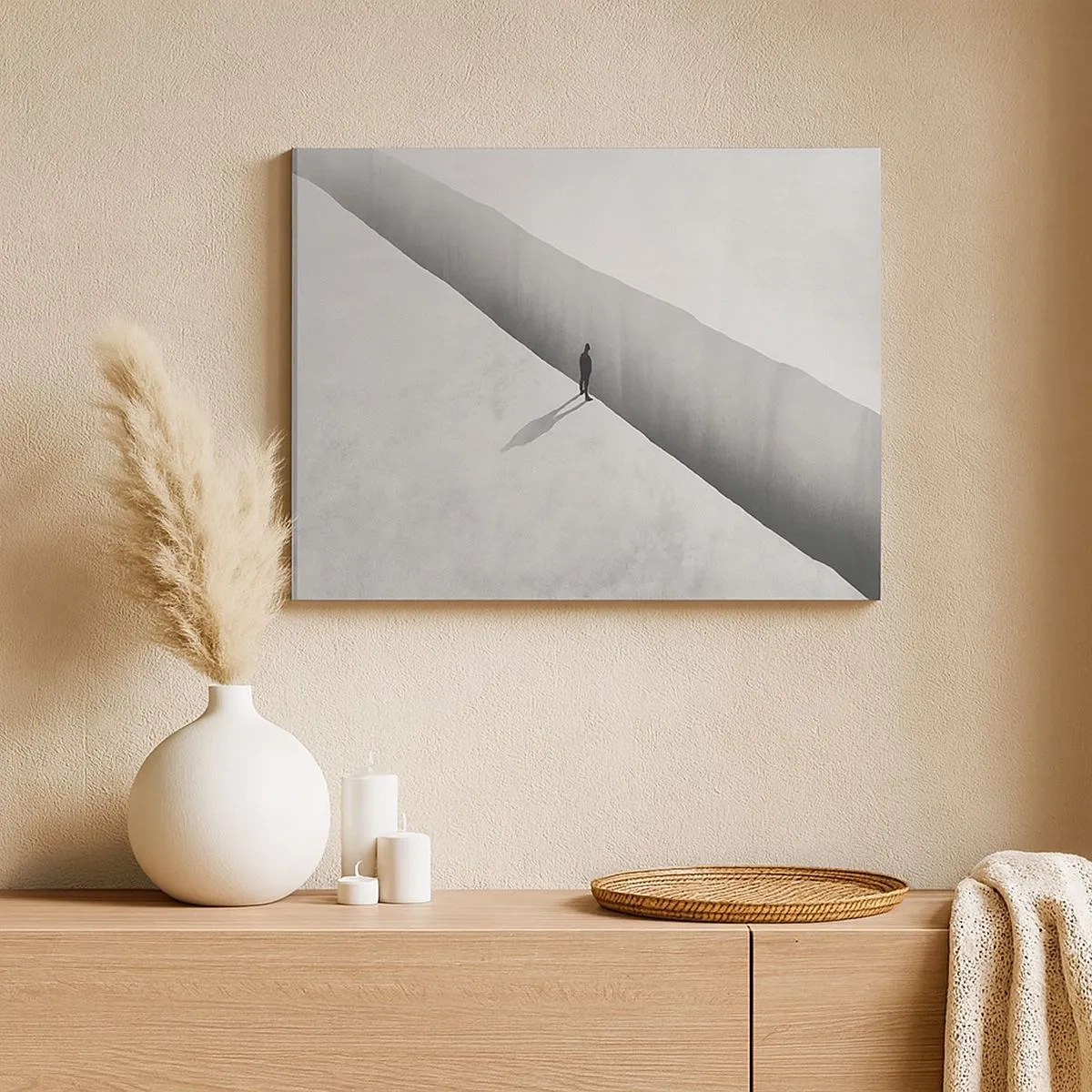 Tablou pe pânză Canvas - O figură solitară stă deasupra unei prăpastii adânci într-un decor monocromatic. - 70x50cm - Obiectiv clar - Decorațiune modernă pentru perete pentru living și dormitor ARTTOR
