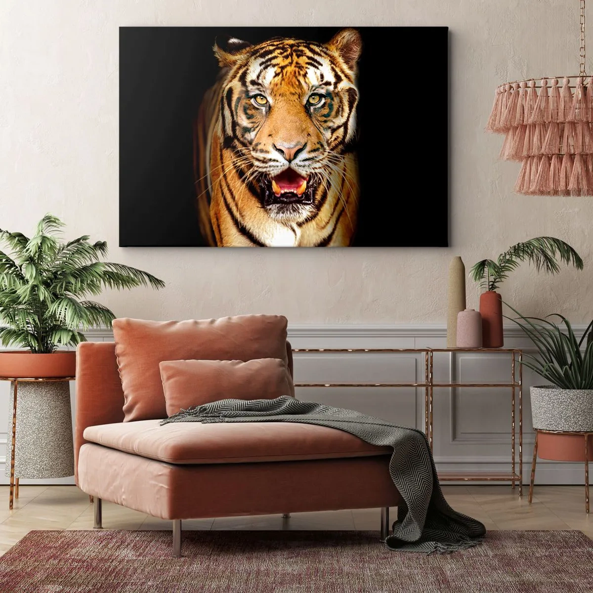 Tablou pe pânză Canvas - Un tigru cu gura deschisă pe un fundal negru - 70x50cm - Sălbăticia inimii - Decorațiune modernă pentru perete pentru living și dormitor ARTTOR