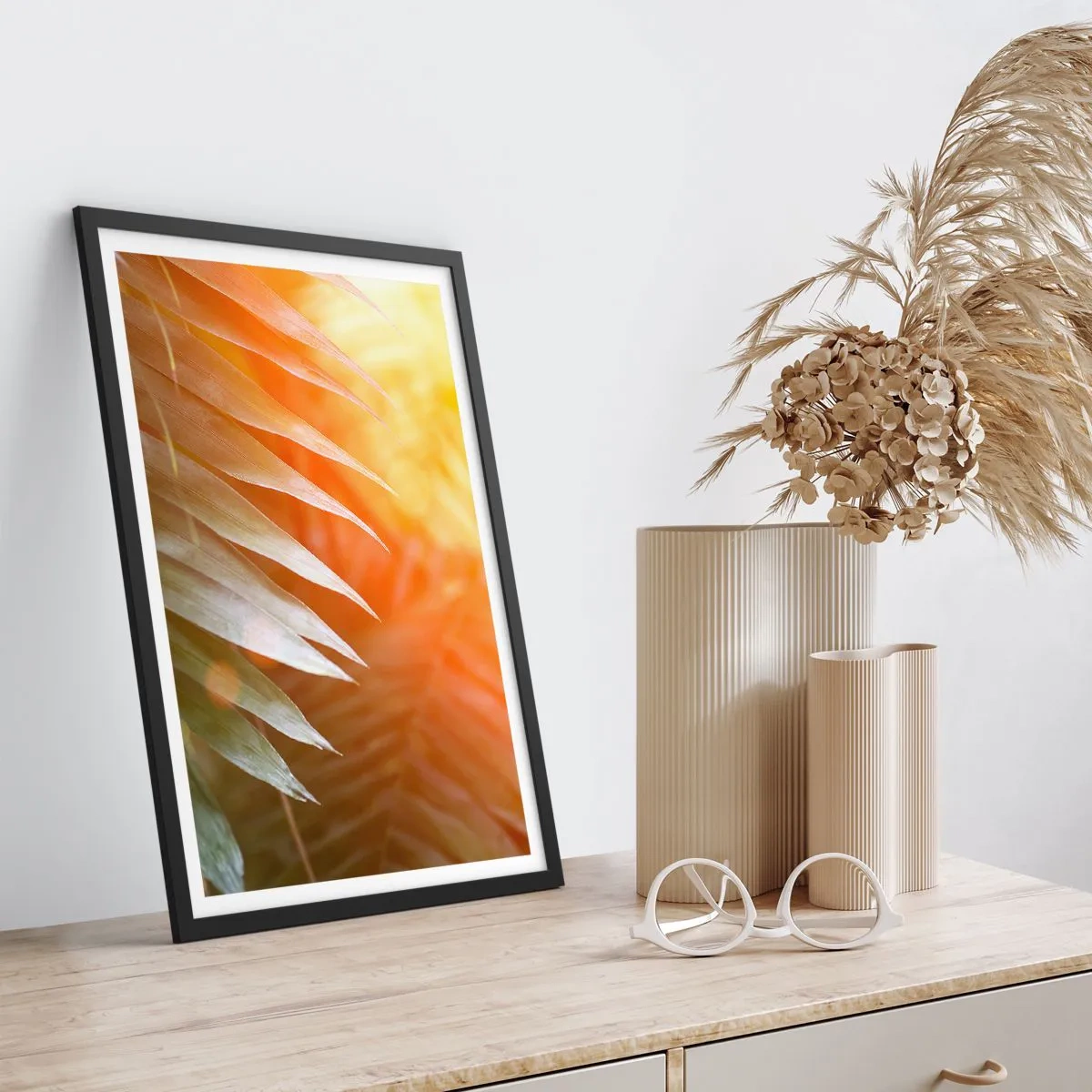 Poster în ramă neagră - Frunze de palmier în lumina soarelui care apune - 50x70cm - Dimineață în junglă - Decorațiune modernă pentru perete pentru living și dormitor ARTTOR