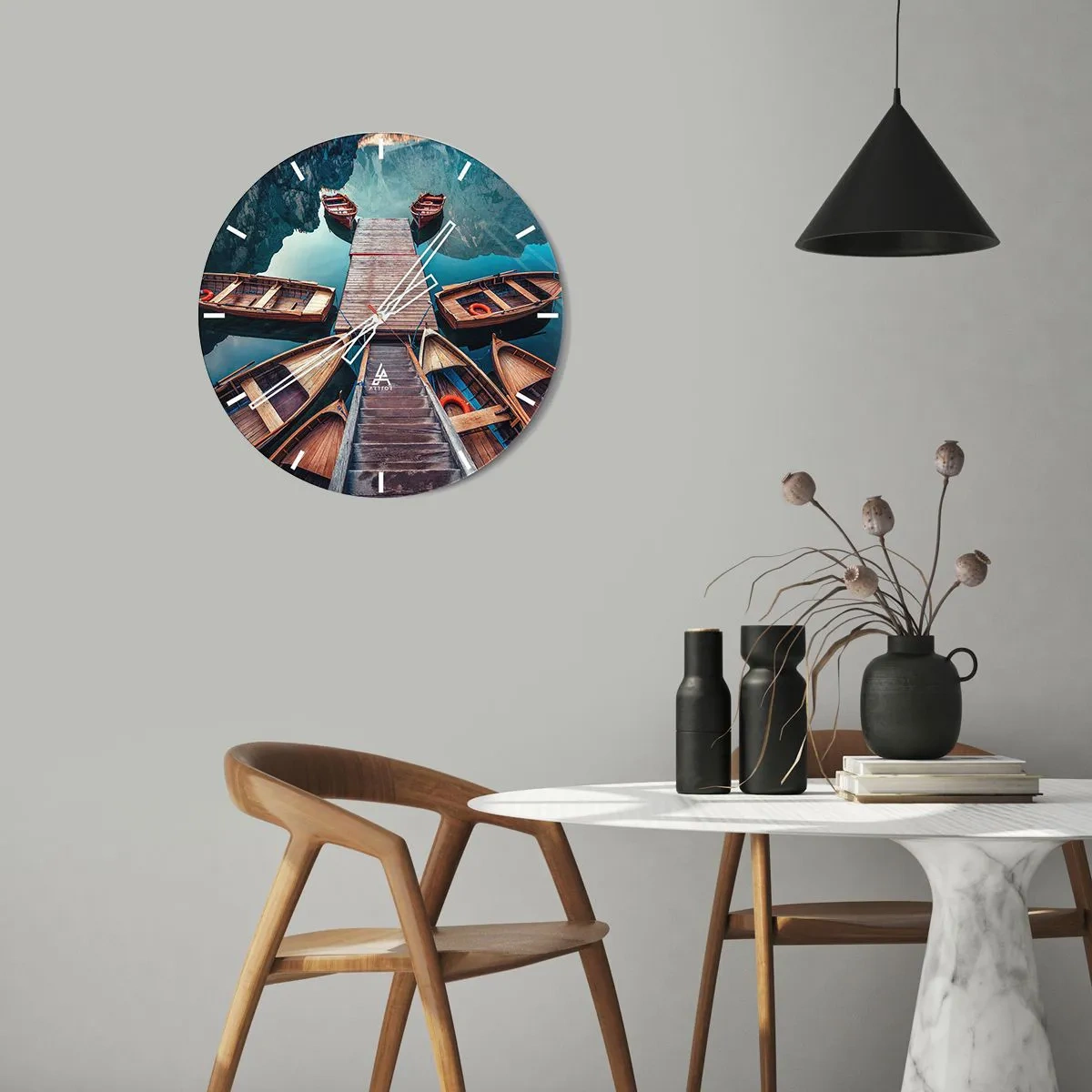 Ceas de perete - Ceas pe sticlă - Un dig de lemn cu bărci pe un lac liniștit - 30x30cm - Așteptând în port - Decorațiune modernă pentru perete pentru living, bucătărie și dormitor ARTTOR