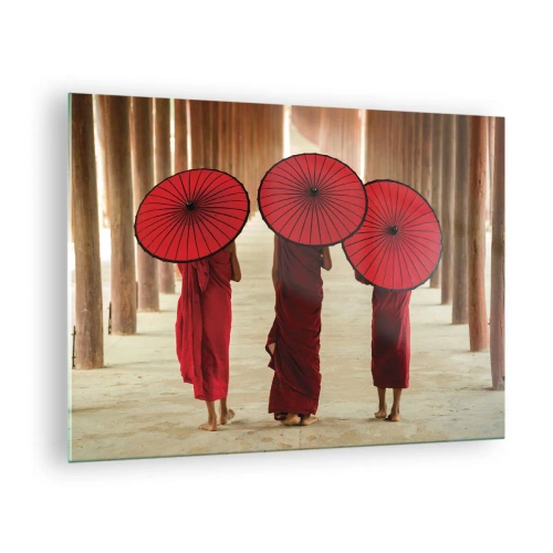 Tablou pe sticlă - Călugări cu umbrele roșii mergând de-a lungul unui coridor de lemn - 70x50cm - Pe drumul spre Tărâmul Pur - Decorațiune modernă pentru perete pentru living și dormitor ARTTOR