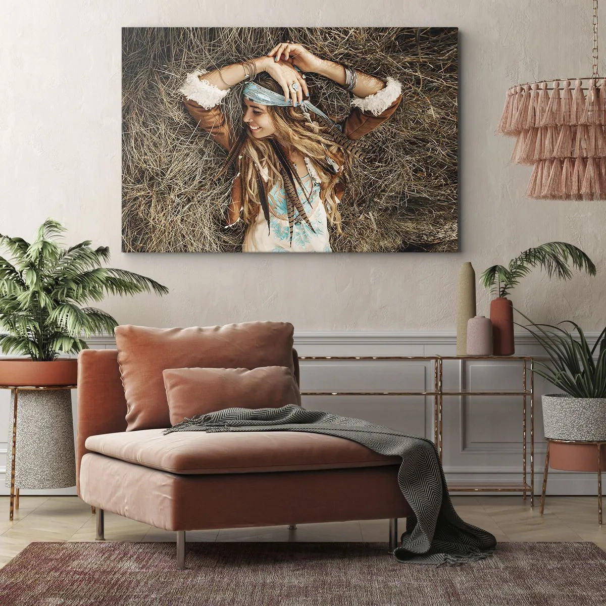 Tablou pe pânză Canvas - Femeie în stil boho întinsă pe fân - 70x50cm - În drum spre vara iubirii - Decorațiune modernă pentru perete pentru living și dormitor ARTTOR