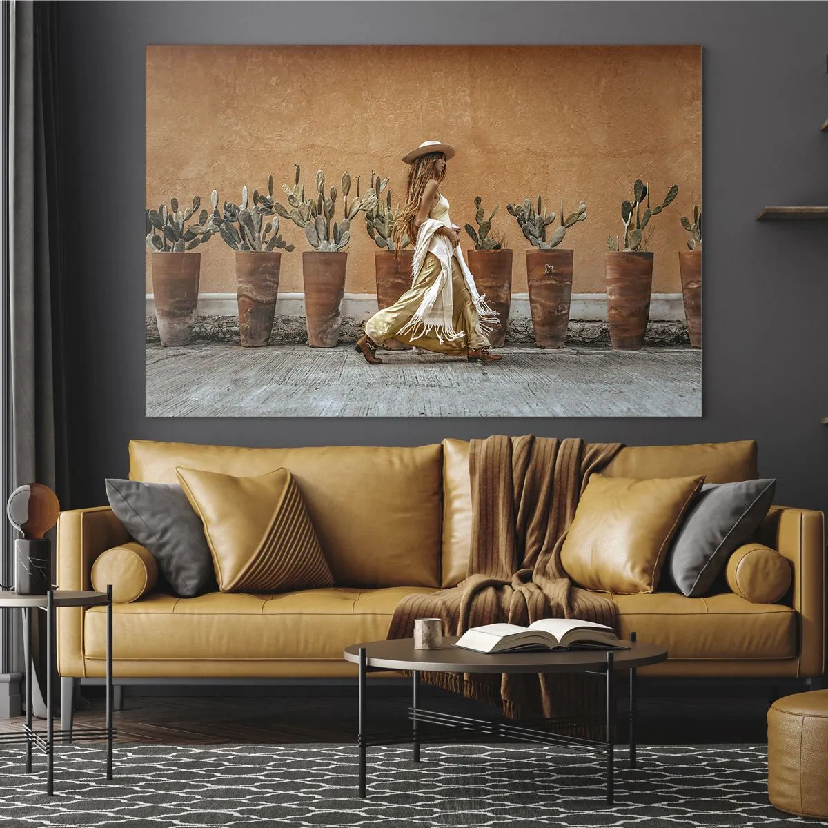 Tablou pe sticlă - O femeie în stil boho care se plimbă printre ghivece cu cactuși. - 70x50cm - În stilul hippie - Decorațiune modernă pentru perete pentru living și dormitor ARTTOR