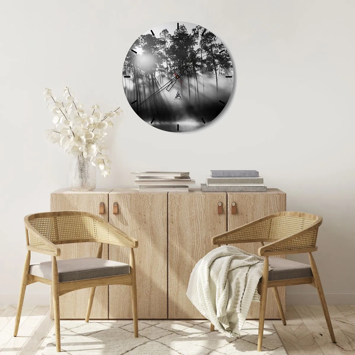 Ceas de perete - Ceas pe sticlă - O fotografie alb-negru a unei păduri învăluite în ceață la răsăritul soarelui. - 30x30cm - Soare de neoprit - Decorațiune modernă pentru perete pentru living, bucătărie și dormitor ARTTOR