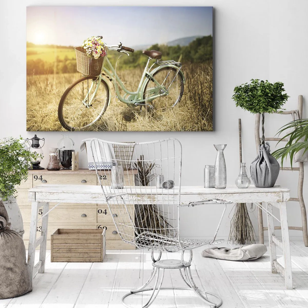 Tablou pe pânză Canvas - O bicicletă retro cu un coș plin de flori pe fundalul unei pajiști. - 70x50cm - Mă odihnesc aici un pic - Decorațiune modernă pentru perete pentru living și dormitor ARTTOR