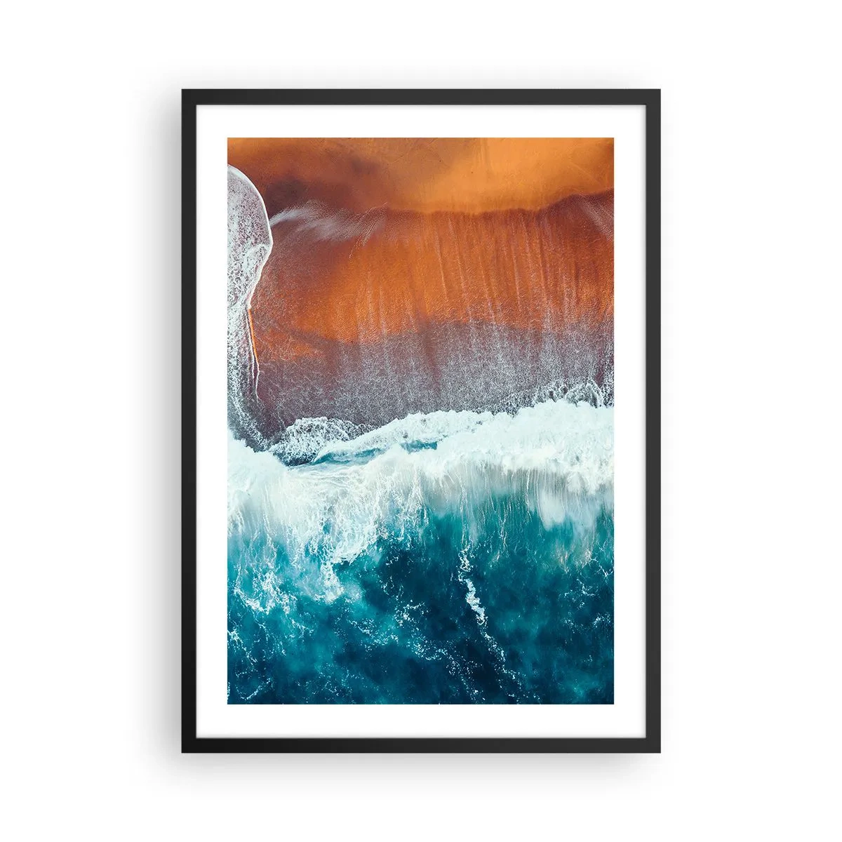 Poster în ramă neagră - Valurile oceanului se izbesc de țărm cu nisip de culori calde - 50x70cm - Atingerea oceanului - Decorațiune modernă pentru perete pentru living și dormitor ARTTOR