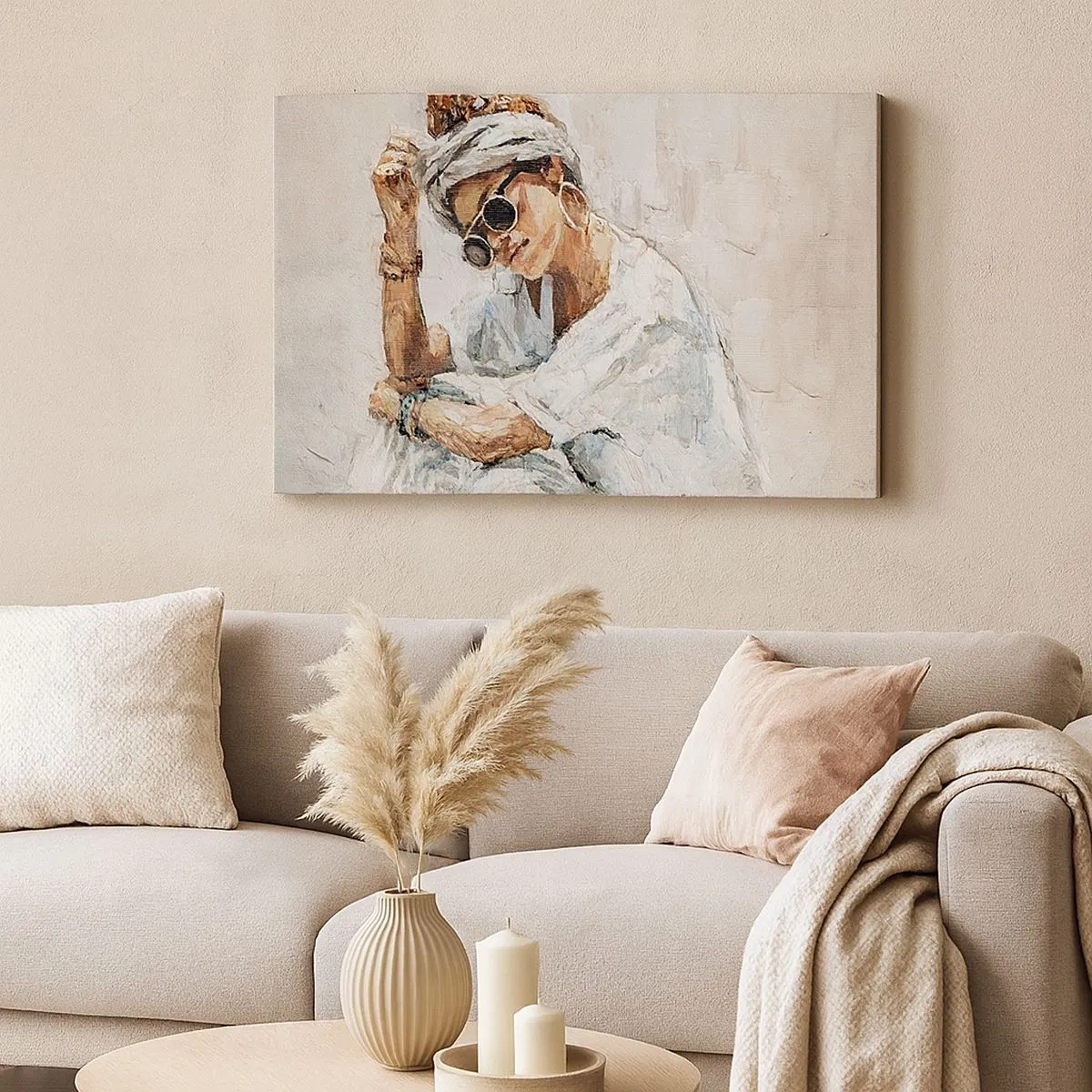 Tablou pe pânză Canvas - Portretul unei femei purtând ochelari de soare pe un perete deschis la culoare - 70x50cm - Portret în plin soare - Decorațiune modernă pentru perete pentru living și dormitor ARTTOR