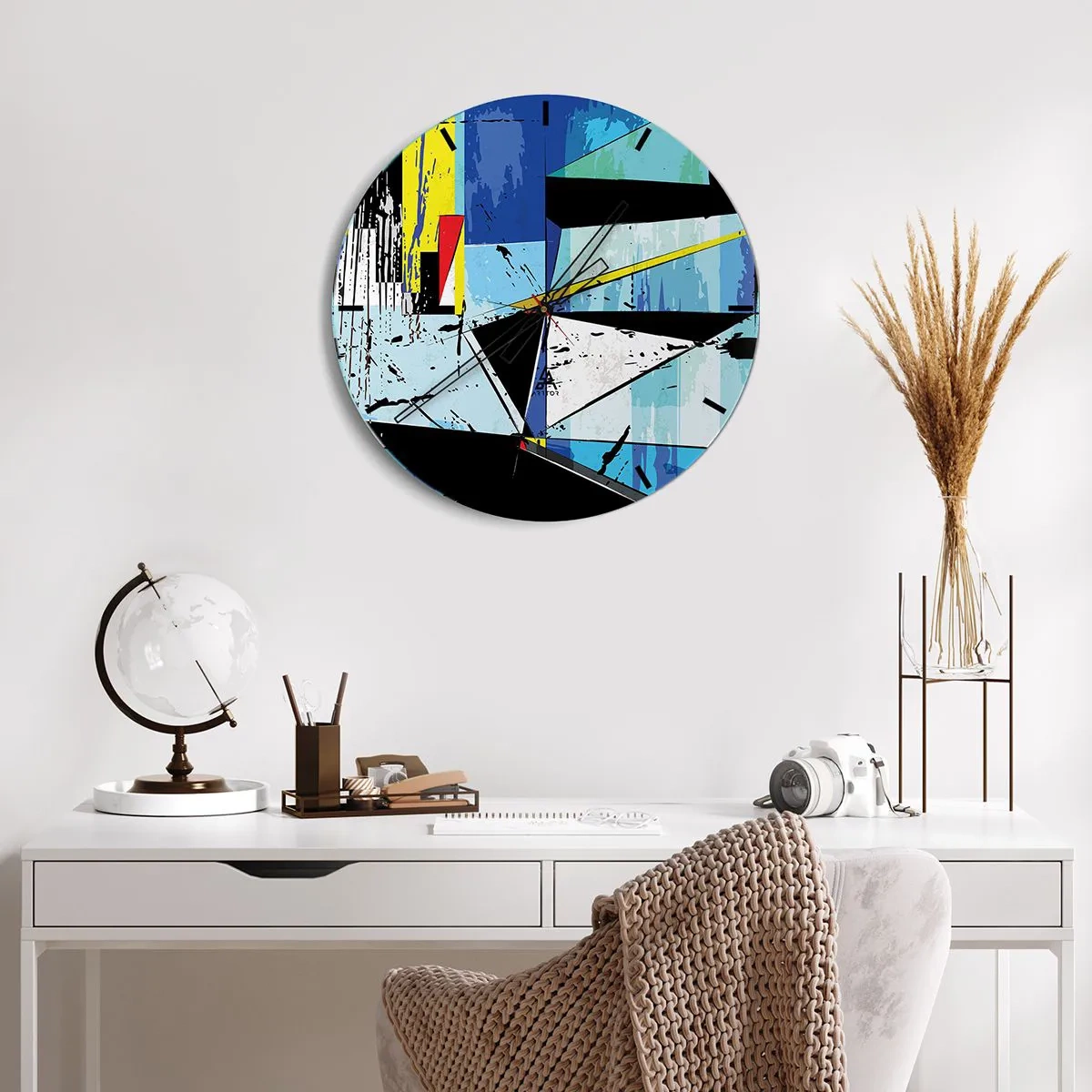 Ceas de perete - Ceas pe sticlă - Abstracție geometrică în nuanțe de albastru și negru - 30x30cm - Privind lumea dintr-un unghi... - Decorațiune modernă pentru perete pentru living, bucătărie și dormitor ARTTOR