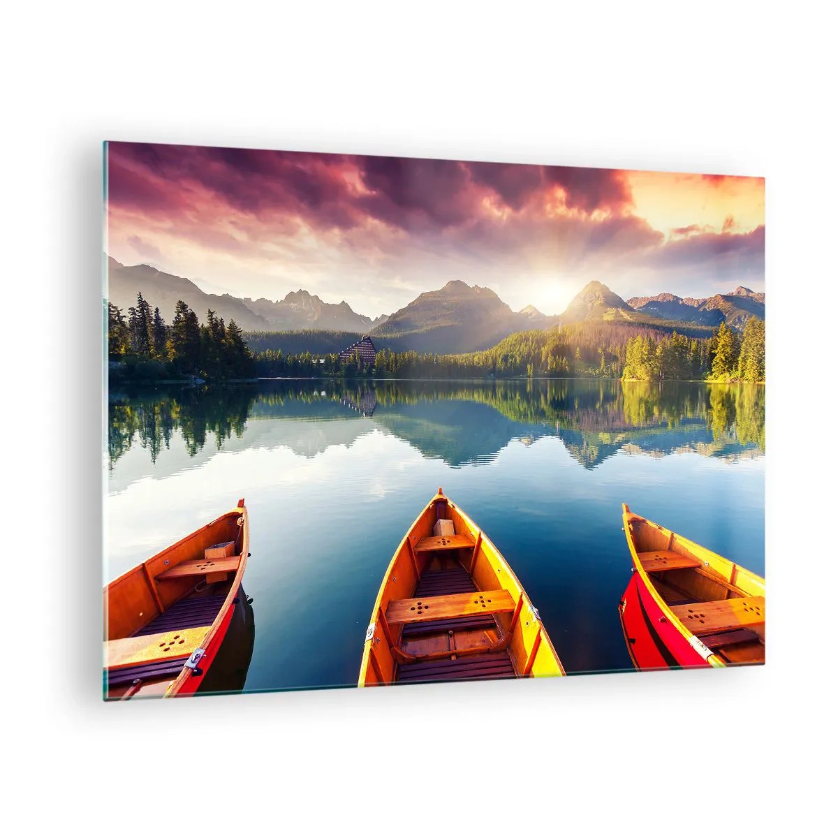 Tablou pe sticlă - Trei bărci de lemn pe un lac cu vedere la munți la apus - 70x50cm - Nimic împotriva naturii - Decorațiune modernă pentru perete pentru living și dormitor ARTTOR