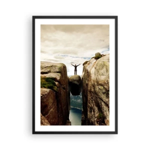 Poster în ramă neagră - Un bărbat stând pe o stâncă suspendată între stânci - 50x70cm - Cum mă simt!? - Decorațiune modernă pentru perete pentru living și dormitor ARTTOR