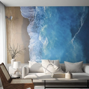 Tapet Standard Eco - O vedere de sus a valurilor oceanului care se izbesc de o plajă nisipoasă - 100x70cm - Puterea albastrului - Decorațiune modernă pentru perete pentru living și dormitor ARTTOR