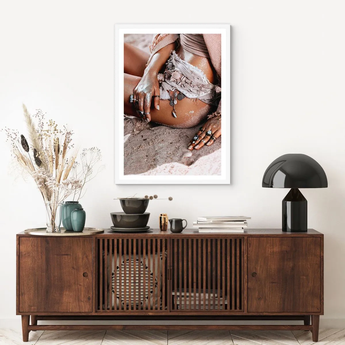 Poster în ramă albă - Aruncată de valuri? - 70x100 cm