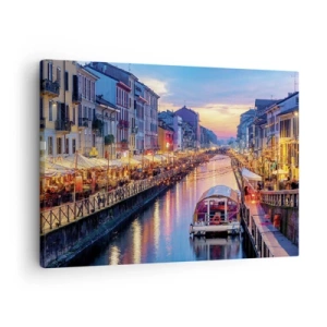 Tablou pe pânză Canvas - Un canal iluminat înconjurat de clădiri colorate - 70x50cm - O seară de lumină și distracție - Decorațiune modernă pentru perete pentru living și dormitor ARTTOR