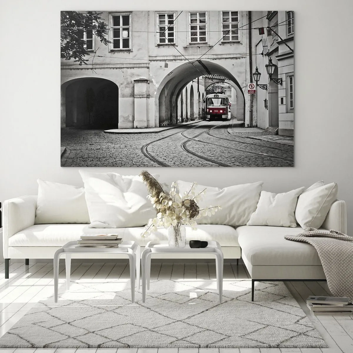 Tablou pe sticlă - Tramvai alb-negru pe o stradă veche - 70x50cm - Printr-un labirint urban - Decorațiune modernă pentru perete pentru living și dormitor ARTTOR