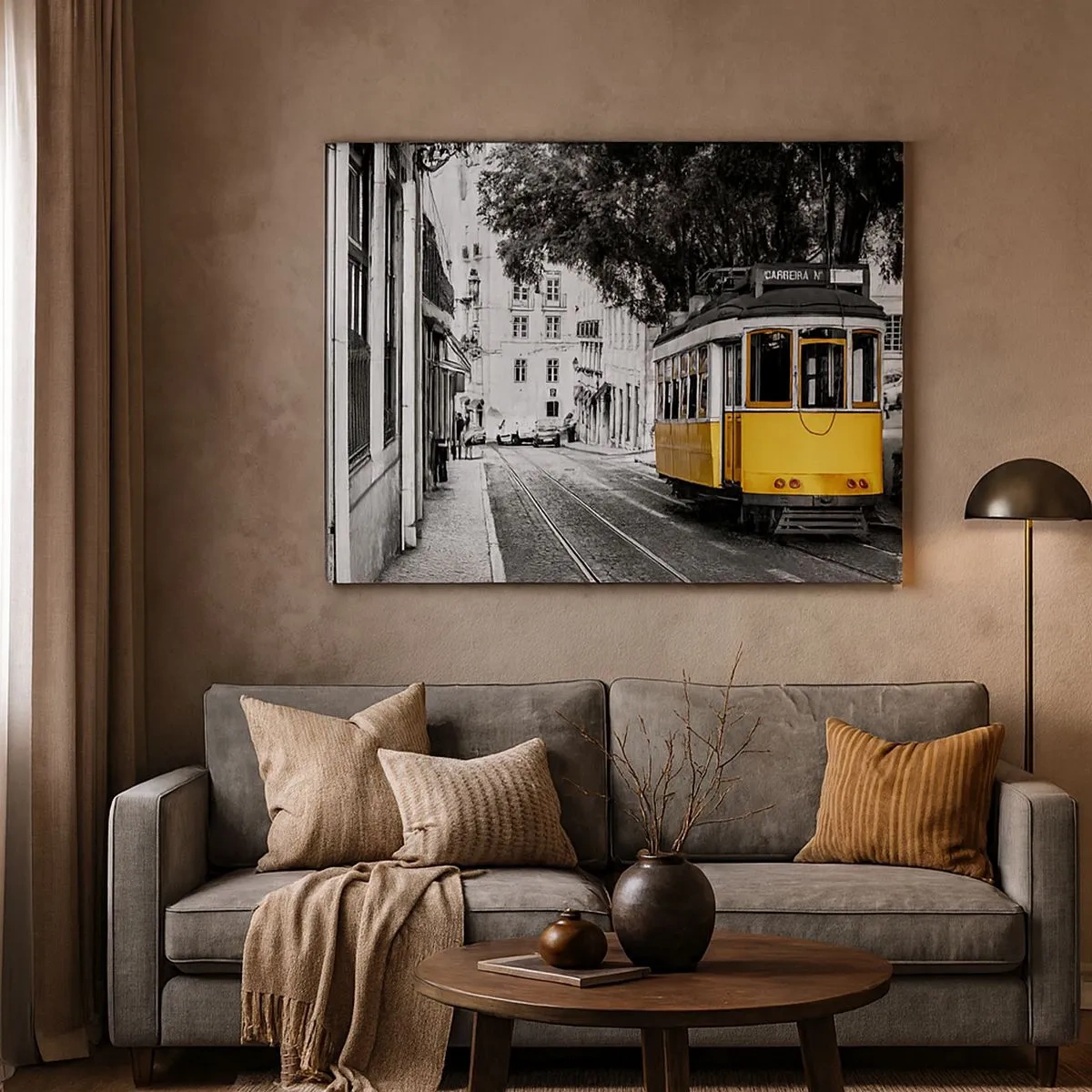Tablou pe pânză Canvas - Un tramvai galben pe fundalul unei străzi alb-negru - 70x50cm - Sună fado în fundal - Decorațiune modernă pentru perete pentru living și dormitor ARTTOR