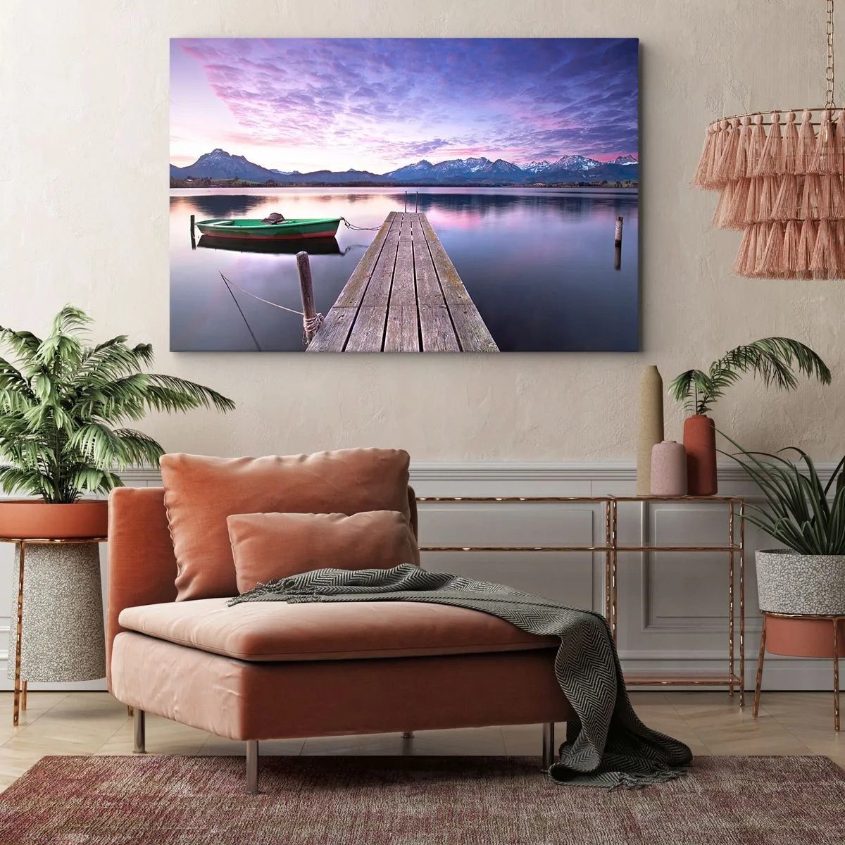 Tablou pe pânză Canvas - Un dig de lemn cu o barcă pe un lac înconjurat de munți la apus - 70x50cm - Tăcere prietenoasă - Decorațiune modernă pentru perete pentru living și dormitor ARTTOR