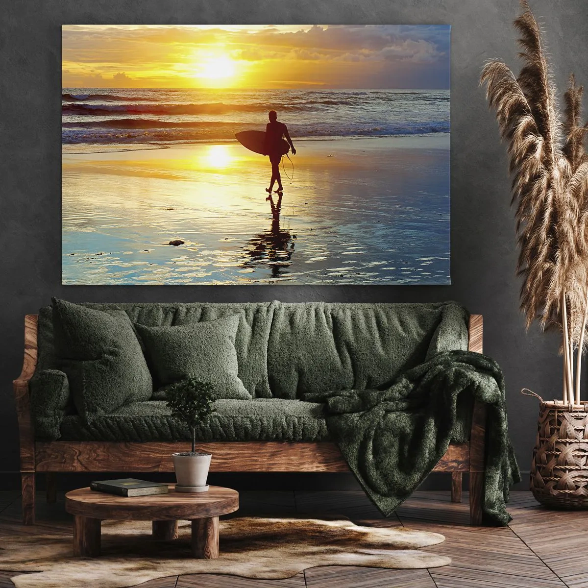 Tablou pe pânză Canvas - Un surfer mergând pe plajă la apus cu o placă în mână. - 70x50cm - Întoarcerea războinicului - Decorațiune modernă pentru perete pentru living și dormitor ARTTOR