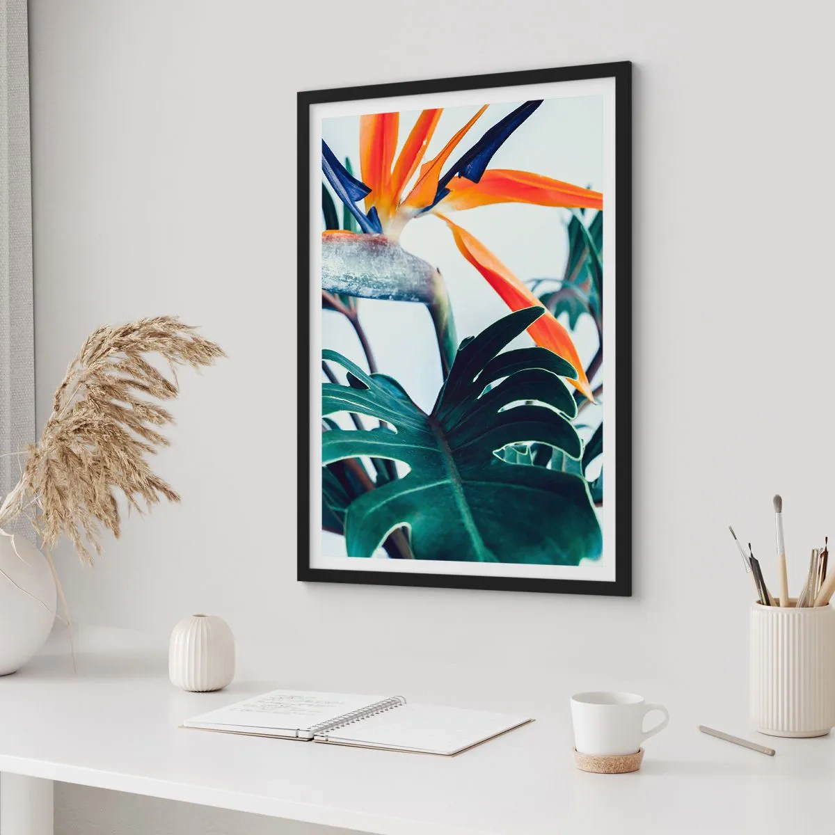 Poster în ramă neagră - Prim-plan al unei flori de strelitzia înconjurate de frunze verzi - 50x70cm - Tufiș sau pasăre? - Decorațiune modernă pentru perete pentru living și dormitor ARTTOR