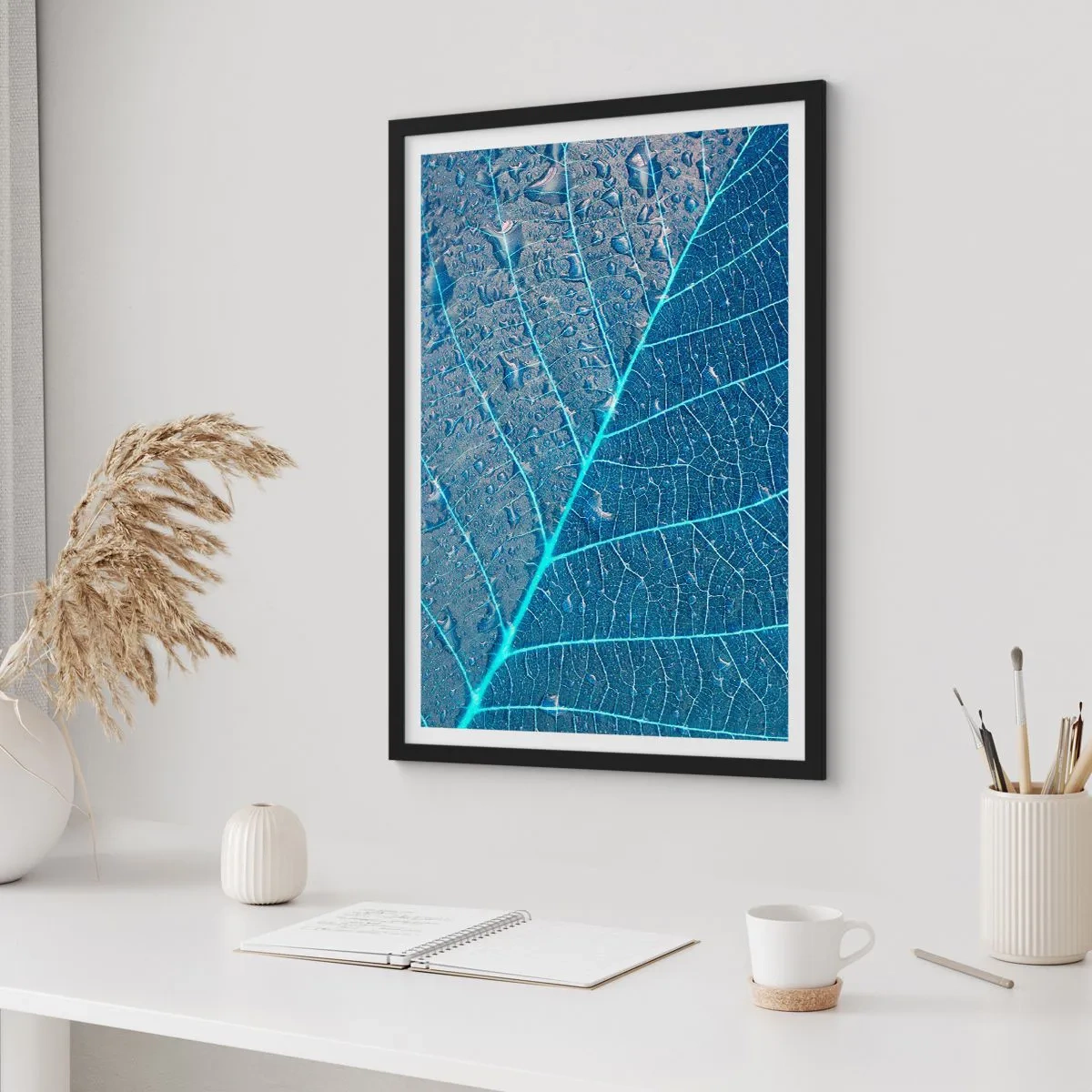 Poster în ramă neagră - Prim-plan al unei frunze în nuanțe de albastru - 50x70cm - Viața în albastru - Decorațiune modernă pentru perete pentru living și dormitor ARTTOR