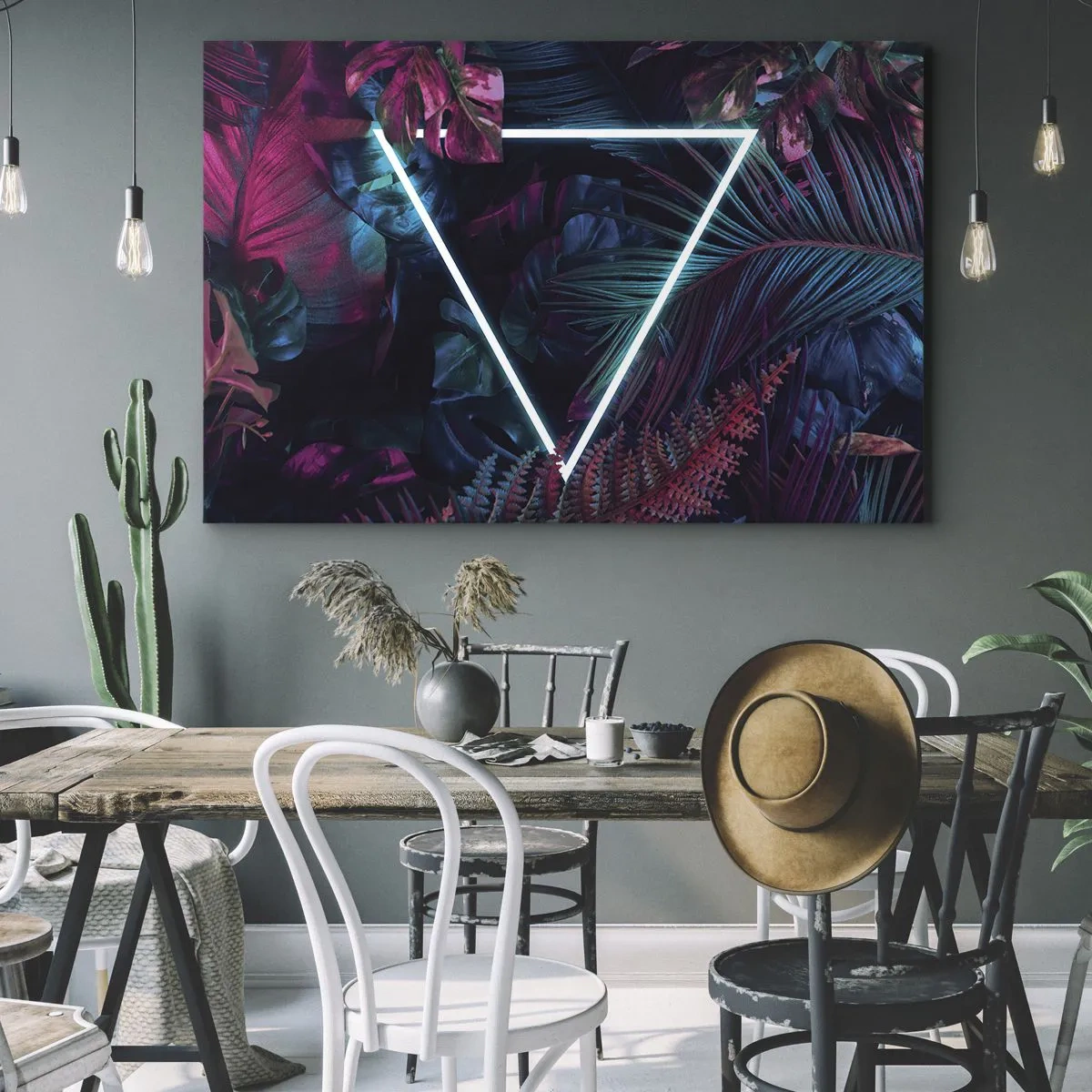 Tablou pe pânză Canvas - Un triunghi neon înconjurat de frunze tropicale în culori închise. - 70x50cm - Grădină în stil disco - Decorațiune modernă pentru perete pentru living și dormitor ARTTOR