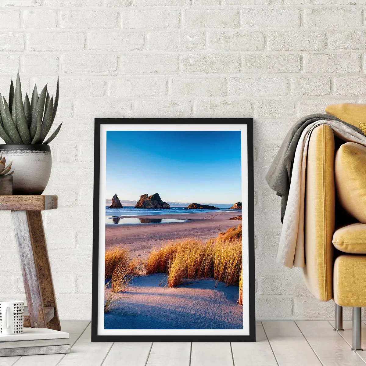 Poster în ramă neagră - O plajă pitorească cu ierburi și stânci pe fundalul unui ocean calm - 50x70cm - Pentru cei care caută pacea - Decorațiune modernă pentru perete pentru living și dormitor ARTTOR