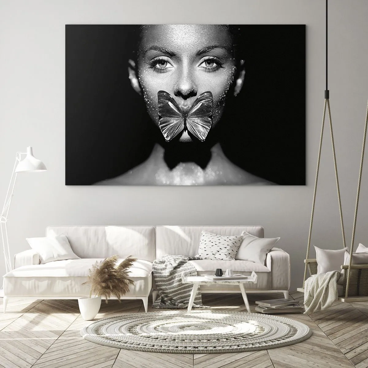 Tablou pe sticlă - Portret de femeie cu un fluture pe buze, alb-negru - 70x50cm - Sărut de fluture - Decorațiune modernă pentru perete pentru living și dormitor ARTTOR